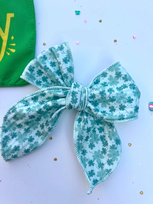 Ribbed Clovers Bow